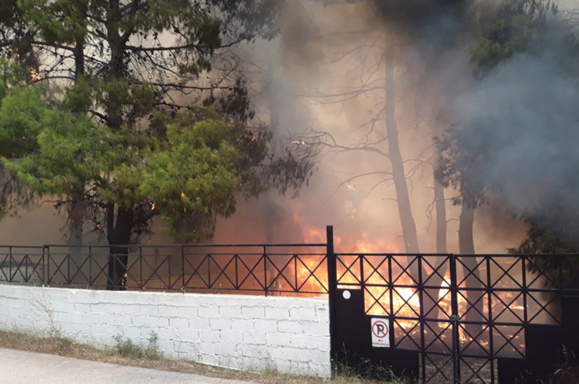Καίγονται σπίτια στην Κινέτα