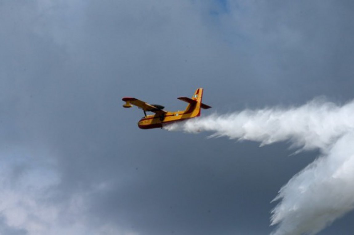Φωτιά σε εξέλιξη στη Σαρωνίδα - Επιτόπου δυνάμεις της πυροσβεστικής 