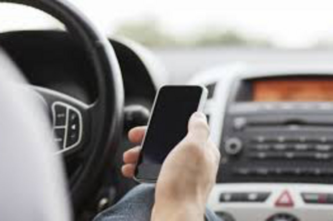 Ιταλία: Θα αυξηθούν οι κυρώσεις για όποιον οδηγεί και μιλά στο κινητό