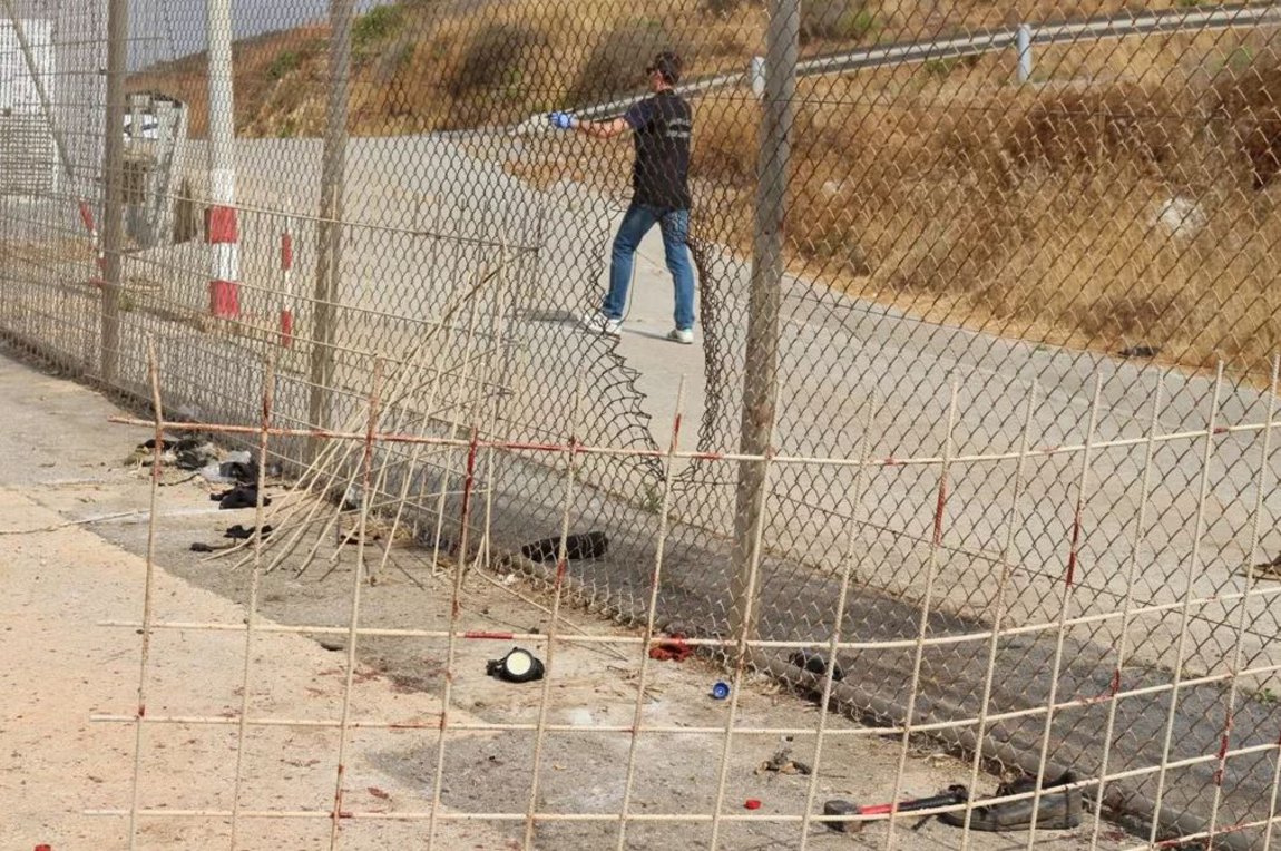 Ισπανία: Περισσότεροι από 100 μετανάστες μπήκαν στη Θέουτα, σκαρφαλώνοντας σε ένα διπλό συρματόπλεγμα ύψους 6 μέτρων
