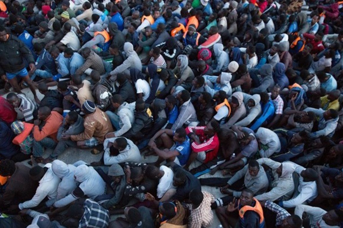 Εκατοντάδες μετανάστες εγκαταλελειμμένοι χωρίς τροφή και νερό σε κέντρα κράτησης στη Λιβύη