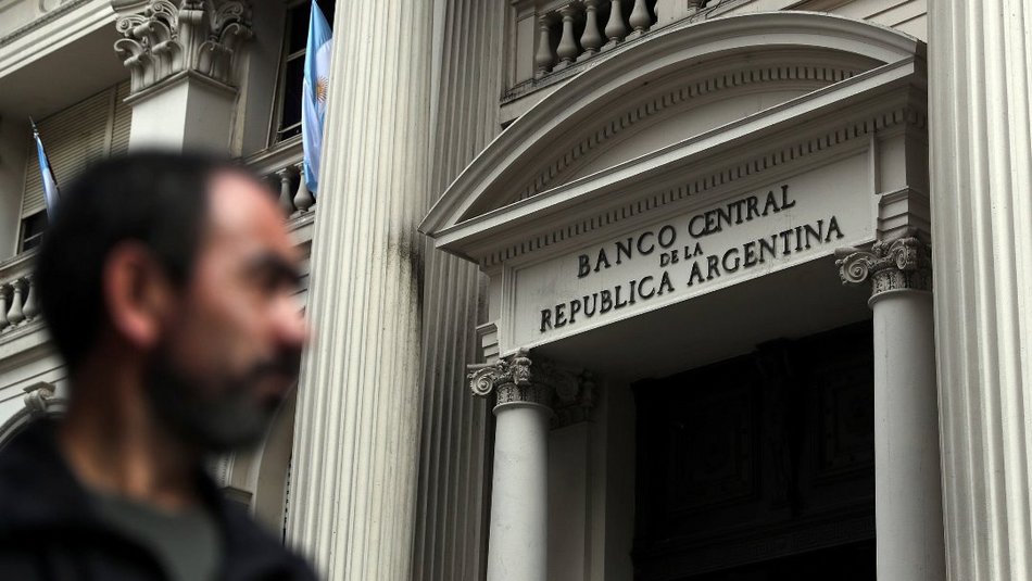 Το πέσο συνεχίζει την πτώση του, παρά την παρέμβαση της κεντρικής τράπεζας της Αργεντινής