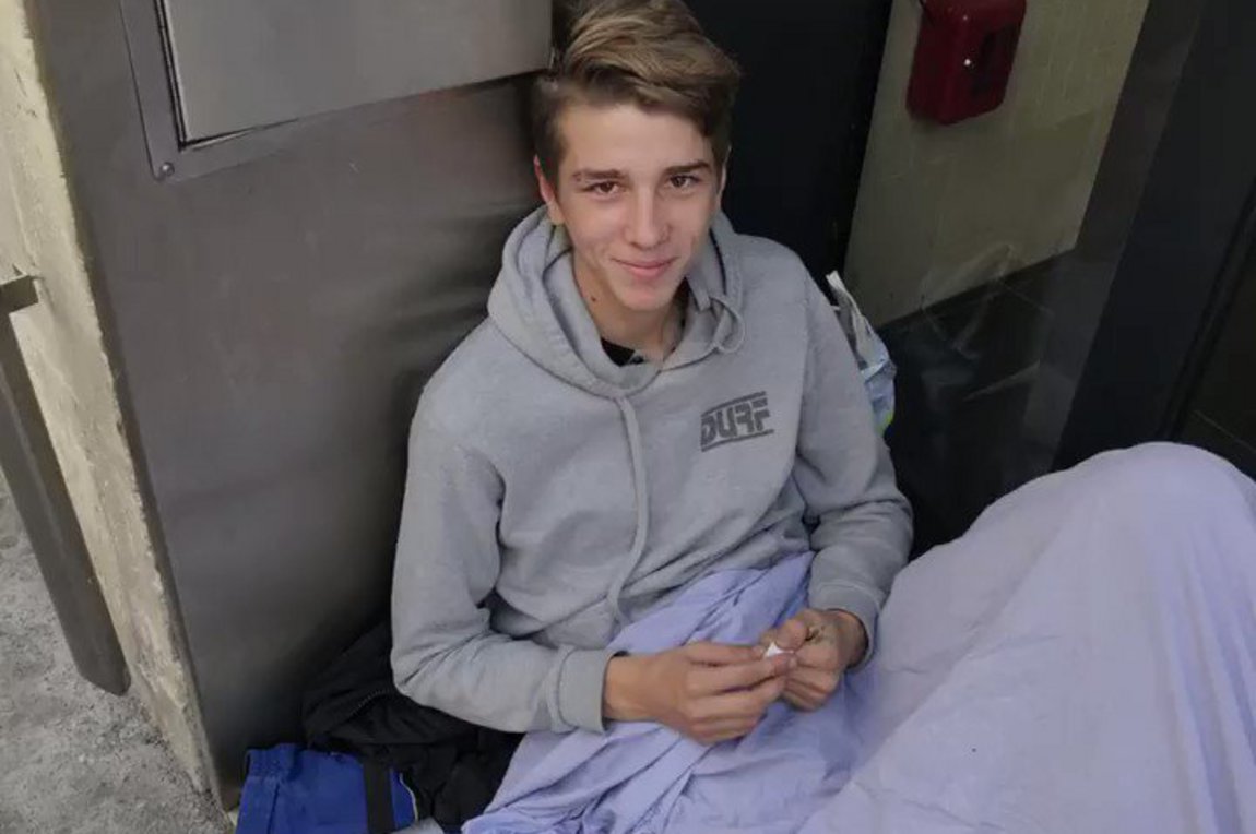 Η ιστορία του 18χρονου άστεγου που συγκινεί τη Γαλλία