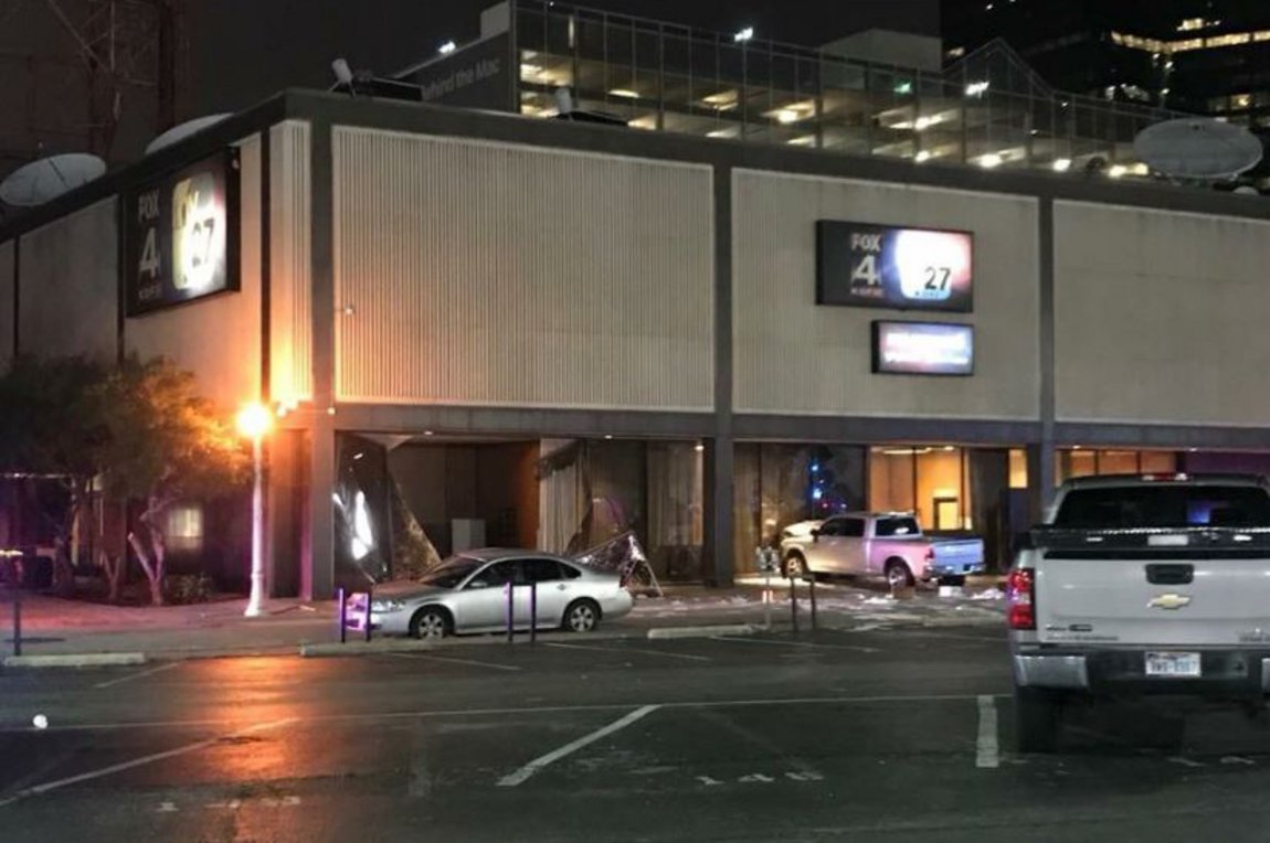 Πανικός στο Ντάλας: Οδηγός έριξε το φορτηγάκι στα γραφεία του καναλιού Fox News 4