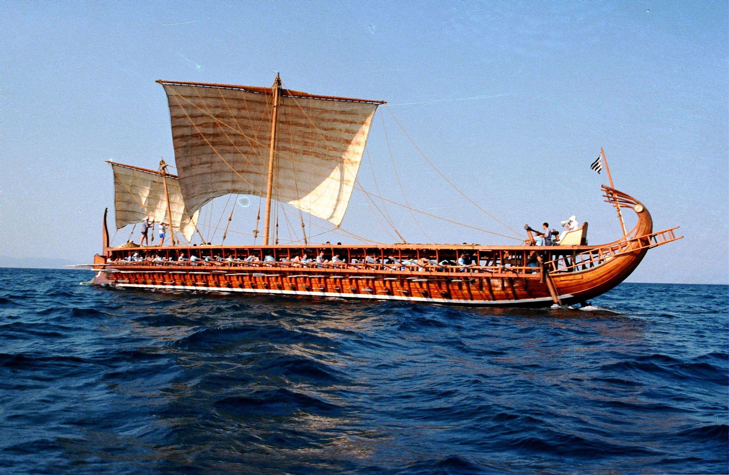 Как назывались греческие корабли. Финикия трирема. Древняя Греция трирема корабль. Римская трирема корабль. Афинская трирема.