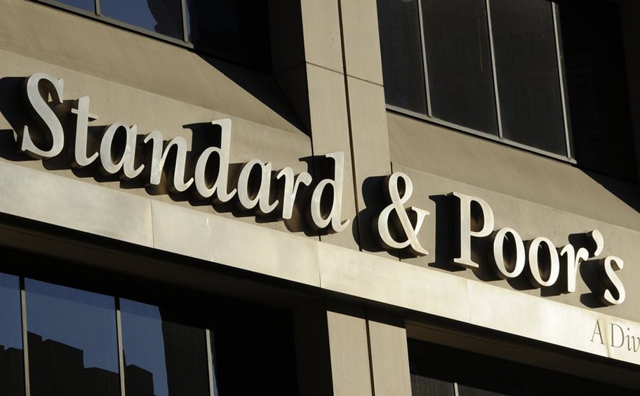 Standard and Poor’s: Αμετάβλητη η αξιολόγηση της Ελλάδας στην επενδυτική βαθμίδα BBB- με θετική προοπτική