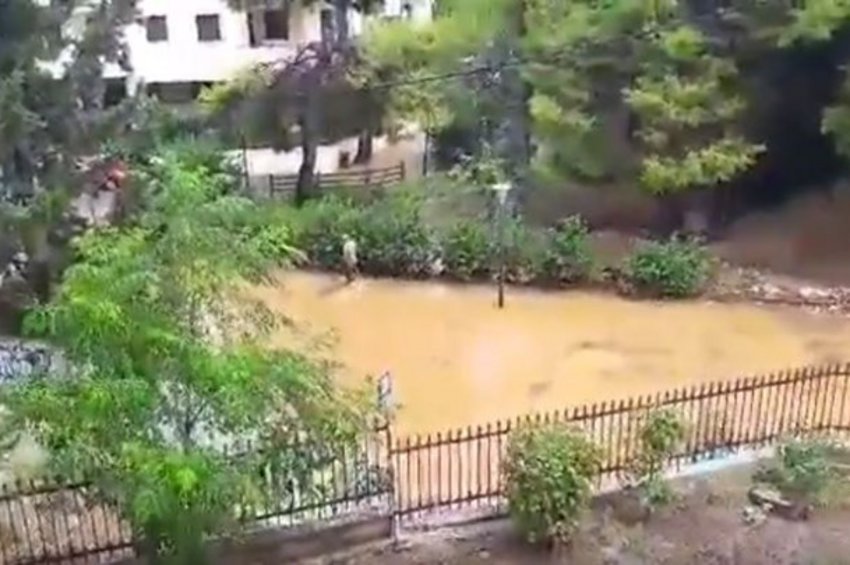 Δρόμος στα Μελίσσια έγινε... ποτάμι από τη σφοδρή βροχόπτωση