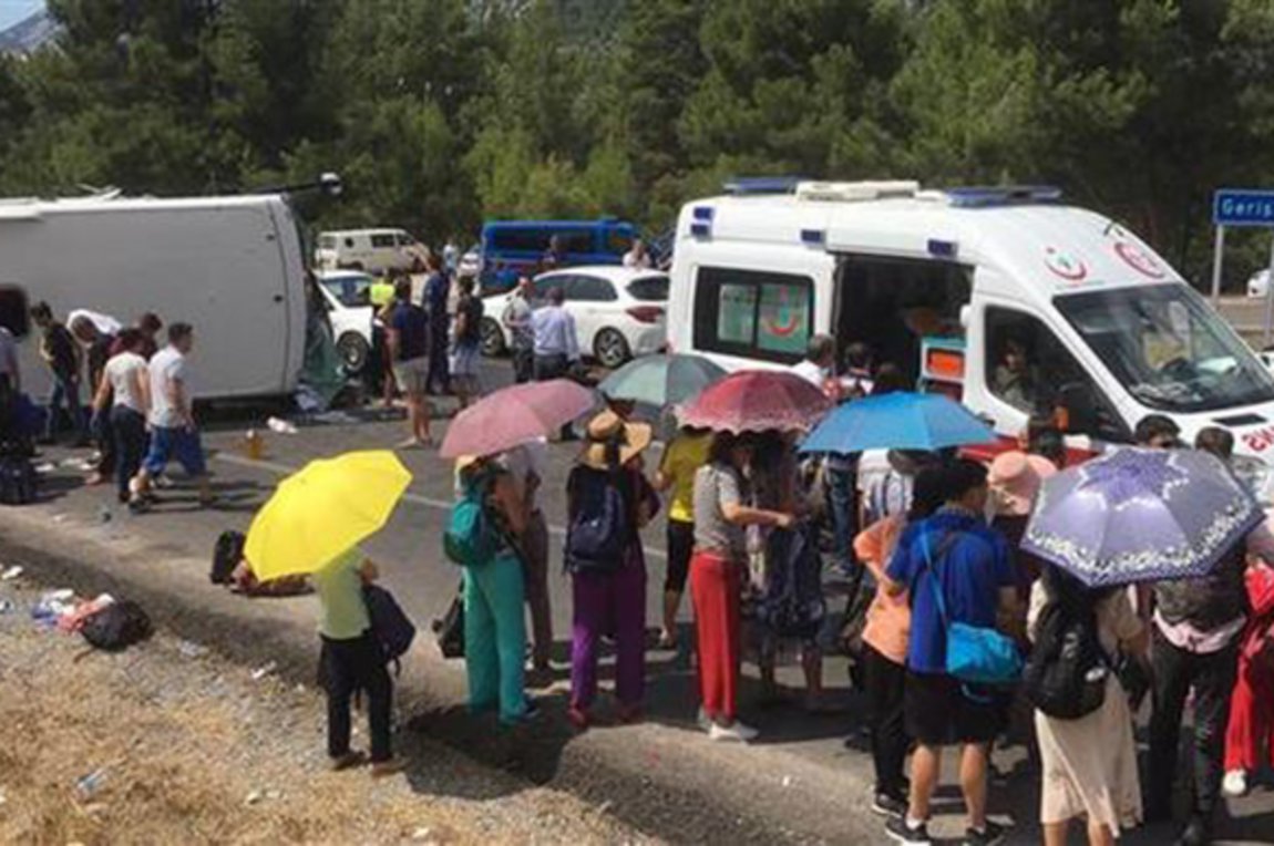 Φονική καραμπόλα με τουριστικό λεωφορείο στην Αττάλεια