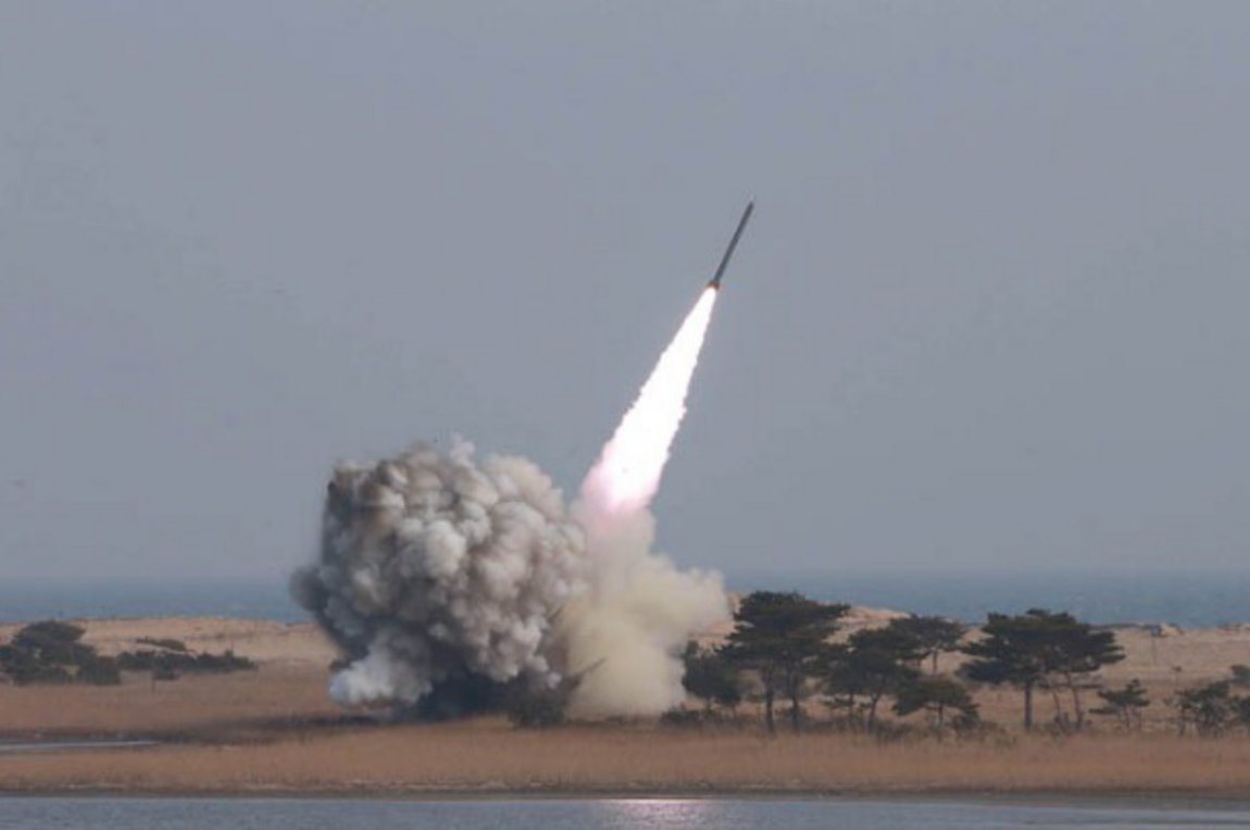 Β. Κορέα: Νέες δοκιμές εκτοξευτήρων πυραύλων μεγάλου βεληνεκούς