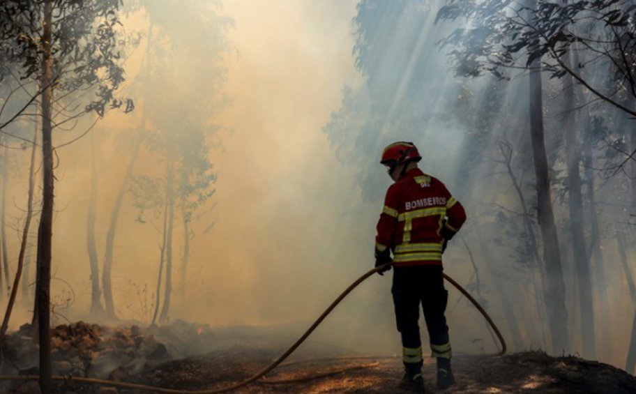 Φωτιά στην Αμαλιάδα: Στο χειρουργείο ο πυροσβέστης που τραυματίστηκε 
