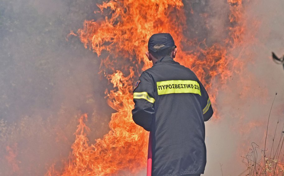 Σε εξέλιξη φωτιά στα Καλάβρυτα - Σηκώθηκαν τέσσερα εναέρια μέσα