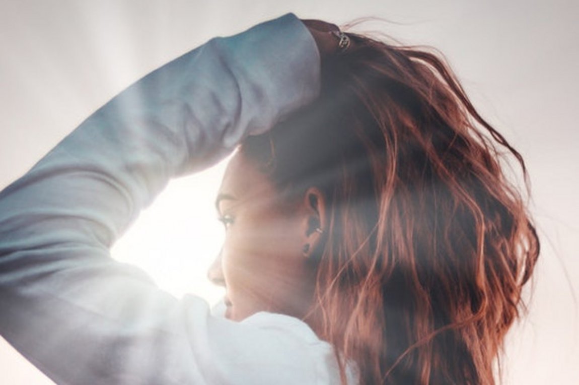 Γιατί πέφτουν τα μαλλιά το φθινόπωρο και πώς θα αντιμετωπίσεις την τριχόπτωση