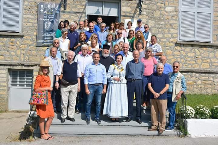 Οι απόγονοι της οικογένειας Καραθεοδωρή και οι φίλοι τους, με μέλη της τοπικής κοινωνίας, μπροστά στο 'Μουσείο των Καραθεοδωρή' στη Νέα Βύσσα Ορεστιάδας