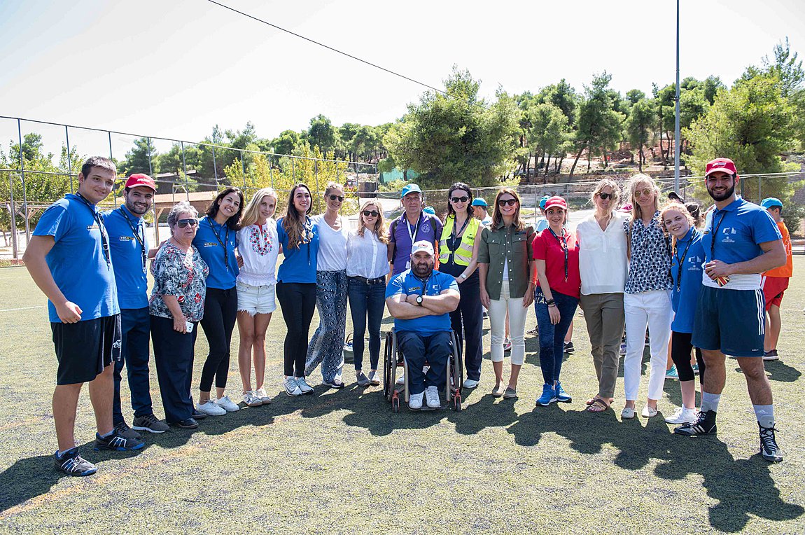Τα μέλη της ELPIDA YOUTH, μαζί με Ολυμπιονίκες και Παραολυμπιονίκες, στελέχη του Ξενώνα της ΕΛΠΙΔΑΣ και αποθεραπευμένα παιδιά
