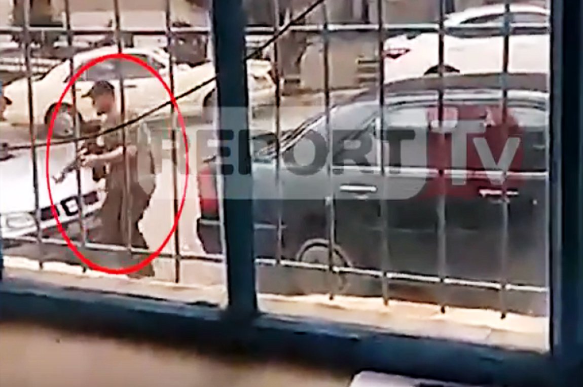 Συγκλονιστικό βίντεο: Ο Έλληνας ομογενής με το όπλο στα χέρια – Ακούγονται πυροβολισμοί