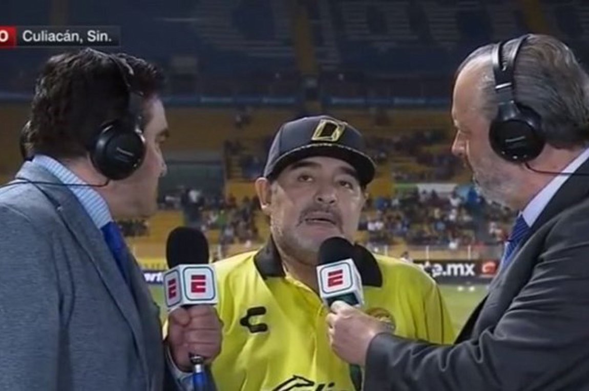 Ο Μαραντόνα έπαιξε ξύλο με οπαδούς μετά την ήττα της ομάδας του