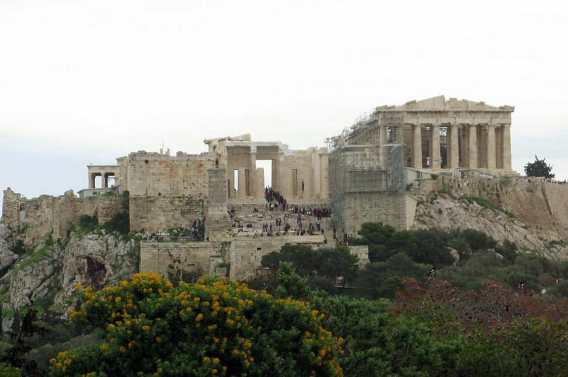 Άνδρας έπεσε στο κενό από τα τείχη της Ακρόπολης
