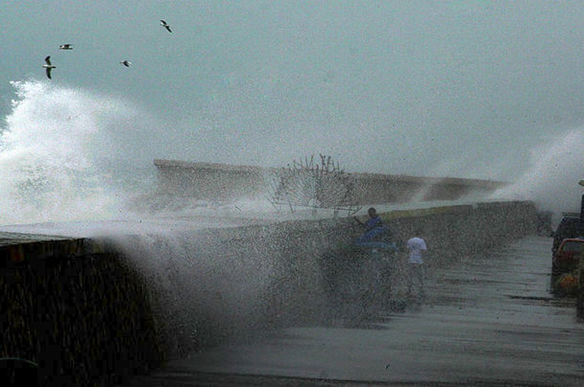 Δεμένα παραμένουν τα πλοία εξαιτίας των θυελλωδών ανέμων