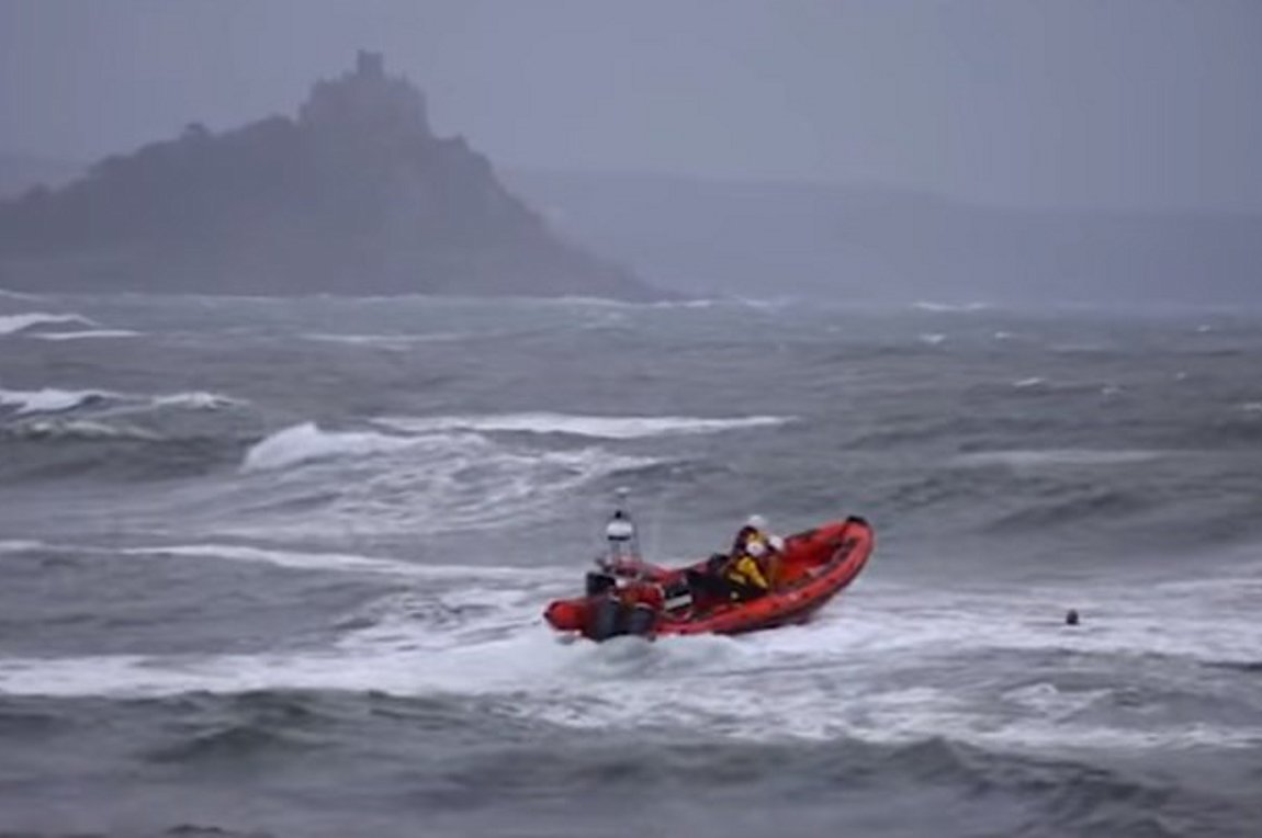 Πήγε για… κολύμπι εν μέσω καταιγίδας – Καρέ καρέ η διάσωση