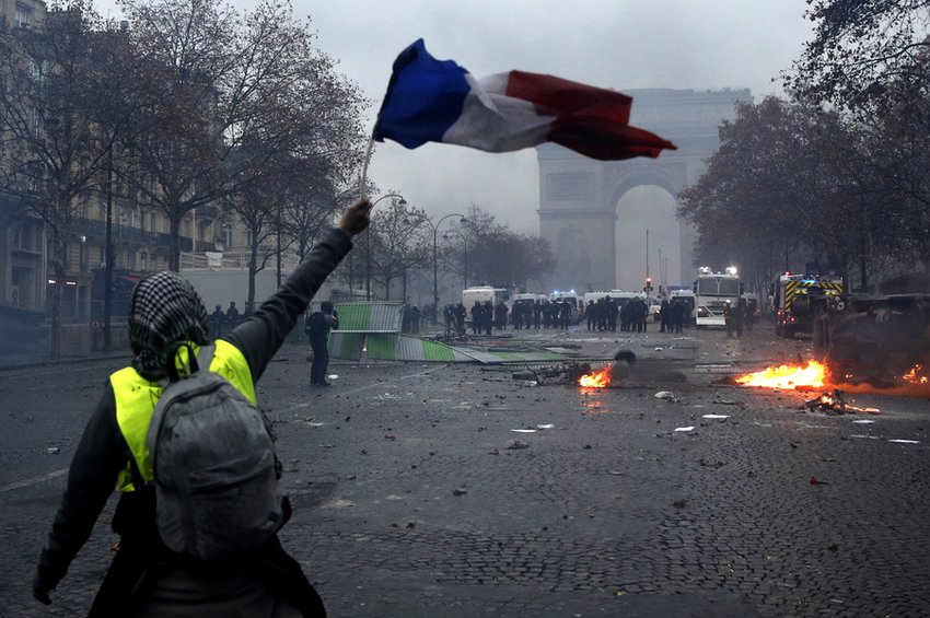 Κίτρινα γιλέκα: Μετά το χάος στο Παρίσι η κυβέρνηση αναζητεί απαντήσεις – Εκτακτη σύσκεψη υπό τον Μακρόν