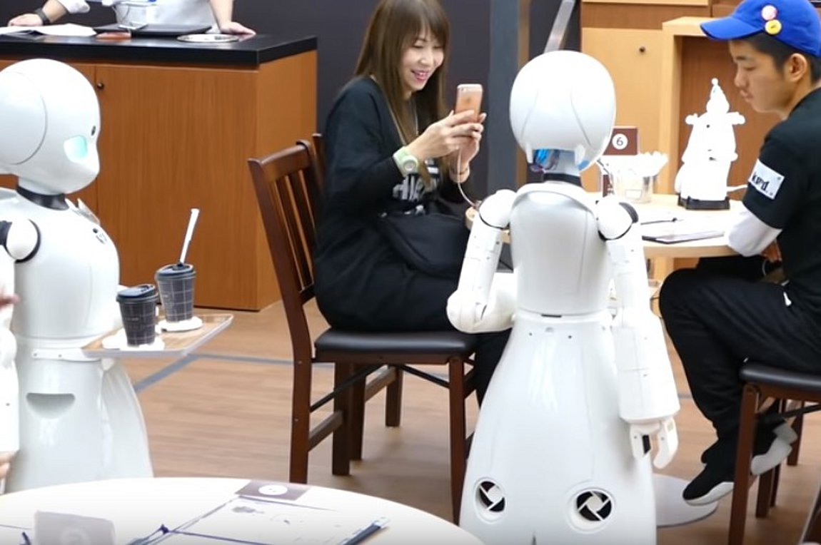 Η καφετέρια με τα ρομπότ – σερβιτόρους που ελέγχονται από παράλυτους