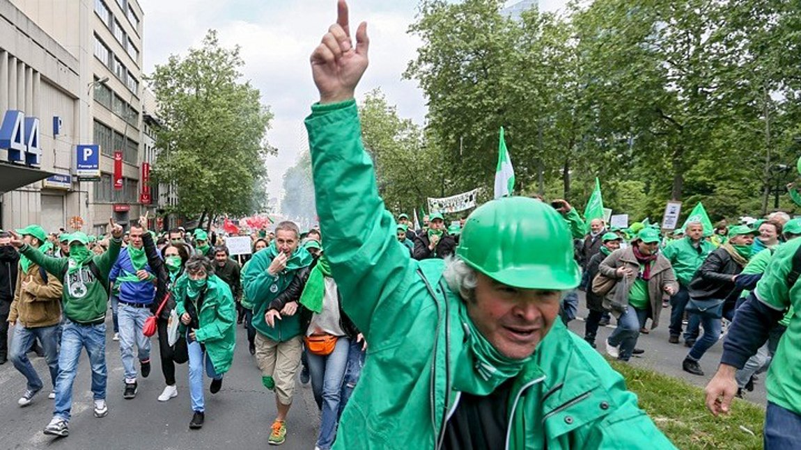 Βέλγιο: Εργάτες εργοστασίων απεργούν και διαδηλωτές κατεβαίνουν στους δρόμους