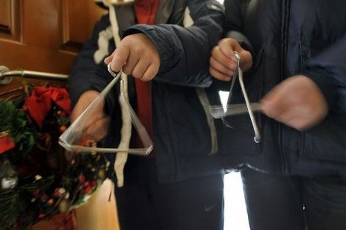 Ανήλικοι έκλεψαν τα λεφτά παιδιών που έλεγαν τα κάλαντα στη Δραπετσώνα