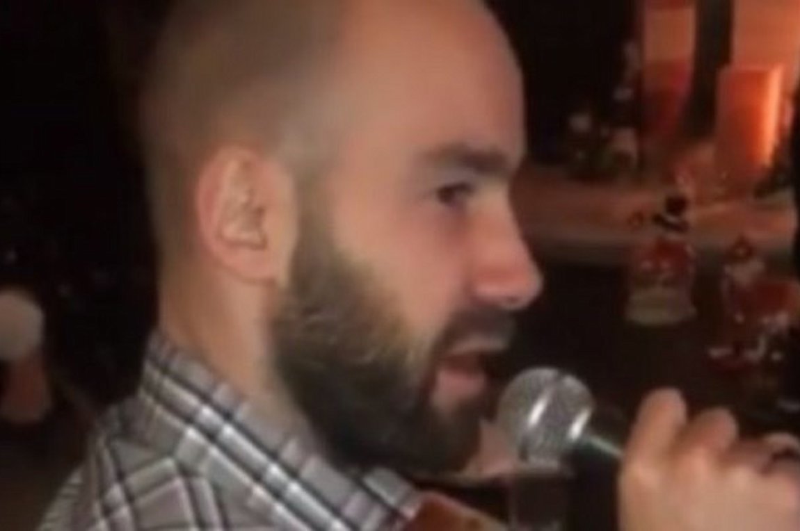 O Σπανούλης τραγουδάει Φρανκ Σινάτρα και αποθεώνεται