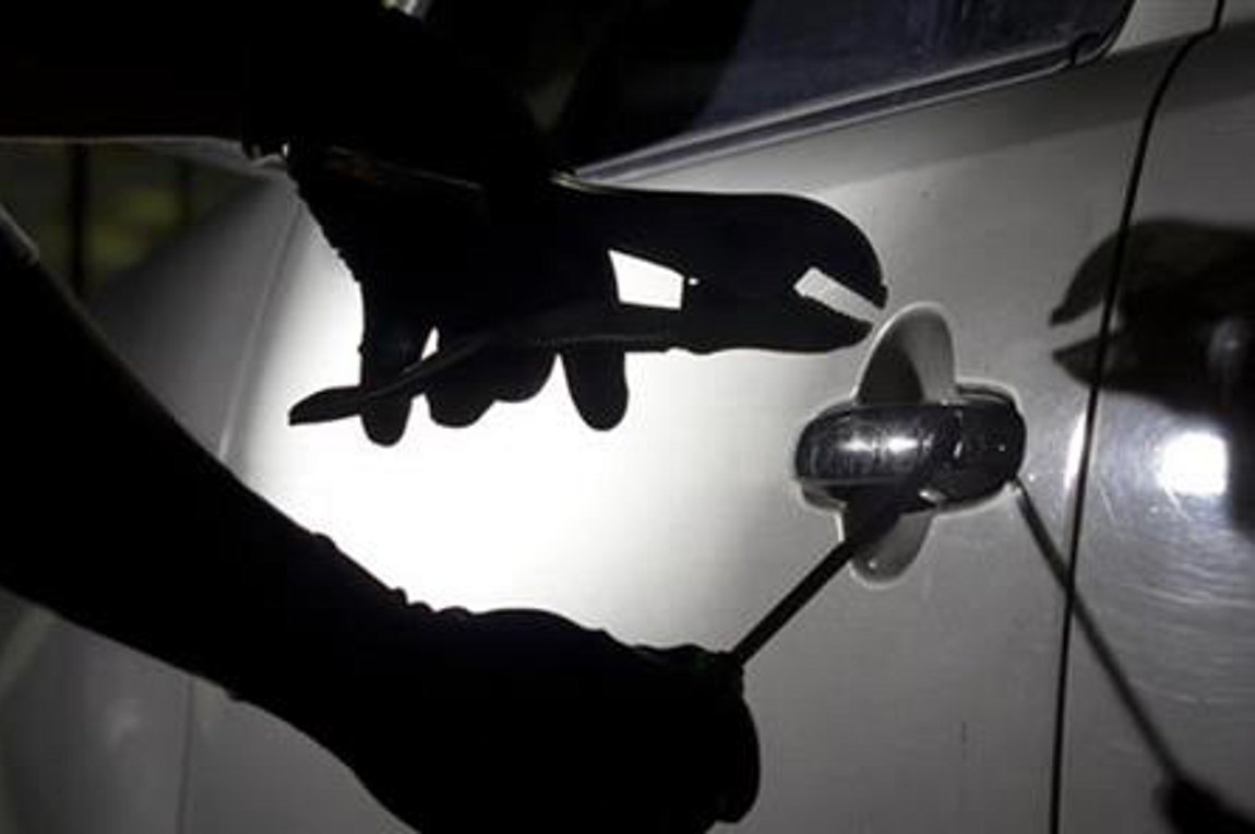 Κλειδώθηκε στο αυτοκίνητο που ήθελε να κλέψει