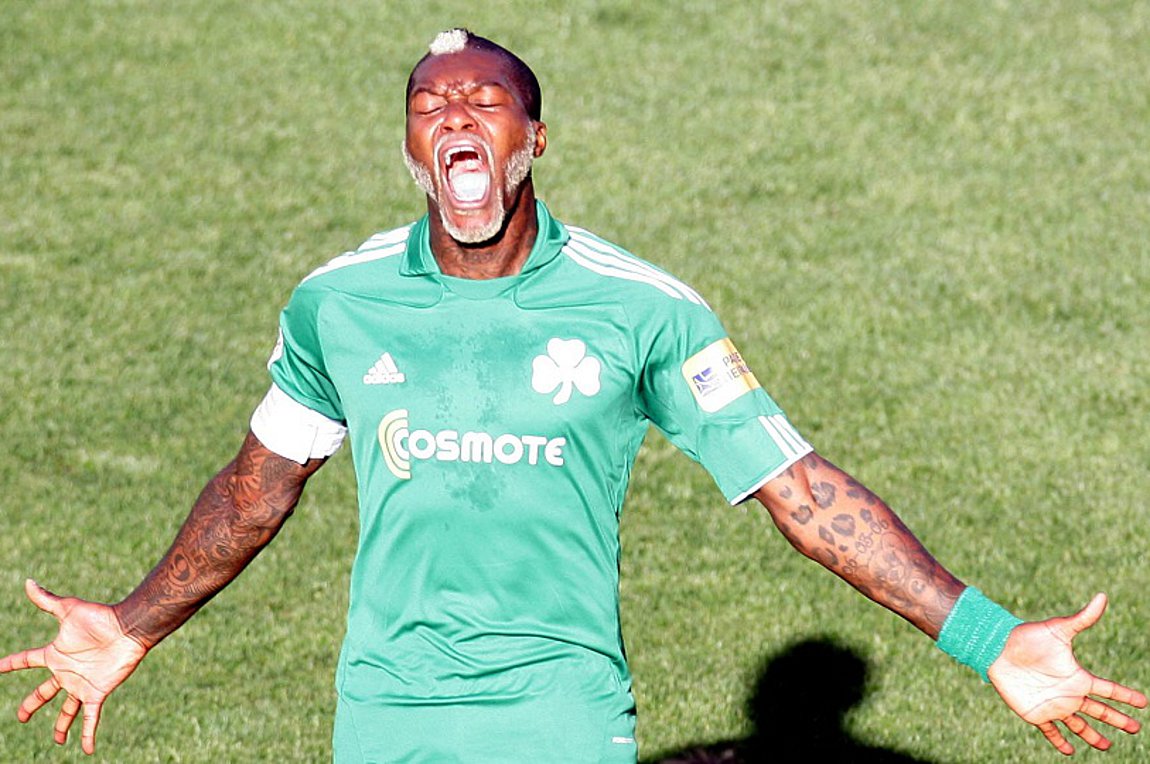 Πράσινο «χτύπημα» με ευχές στα ελληνικά από τον Σισέ