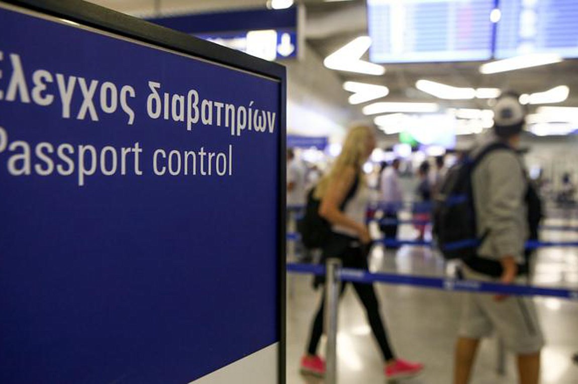 Die Welt: Πρόσφυγες με πλαστά έγγραφα διακινούνται από ελληνικά αεροδρόμια