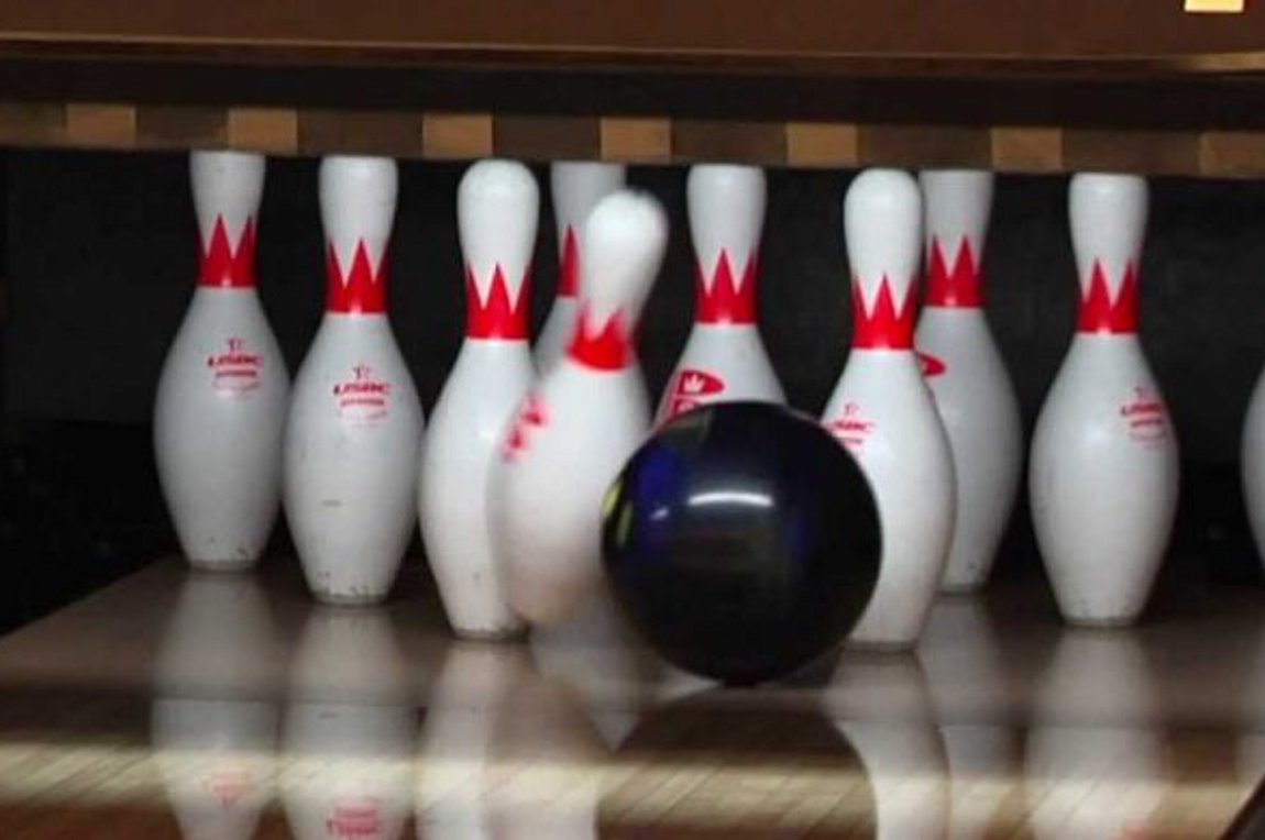 «Ζογκλέρ» του bowling κάνει ταυτόχρονα δυο strikes σε διαφορετικούς διαδρόμους
