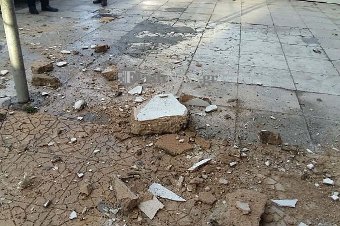 Μπαλκόνι έπεσε σε πεζοδρόμιο