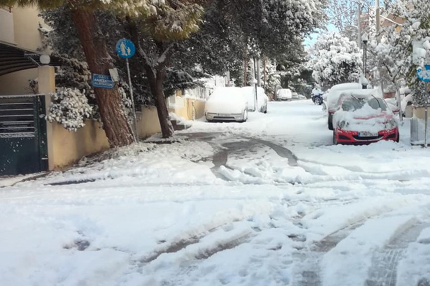Προβλήματα και στην Αττική από τη χιονόπτωση - Ποιοι δρόμοι χρειάζονται προσοχή