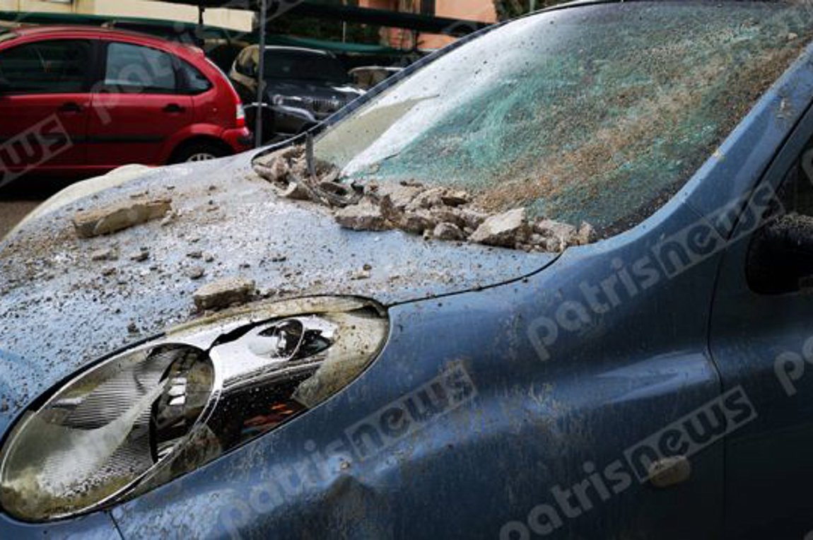Μπαλκόνι έπεσε πάνω σε αυτοκίνητο στο κέντρο του Πύργου