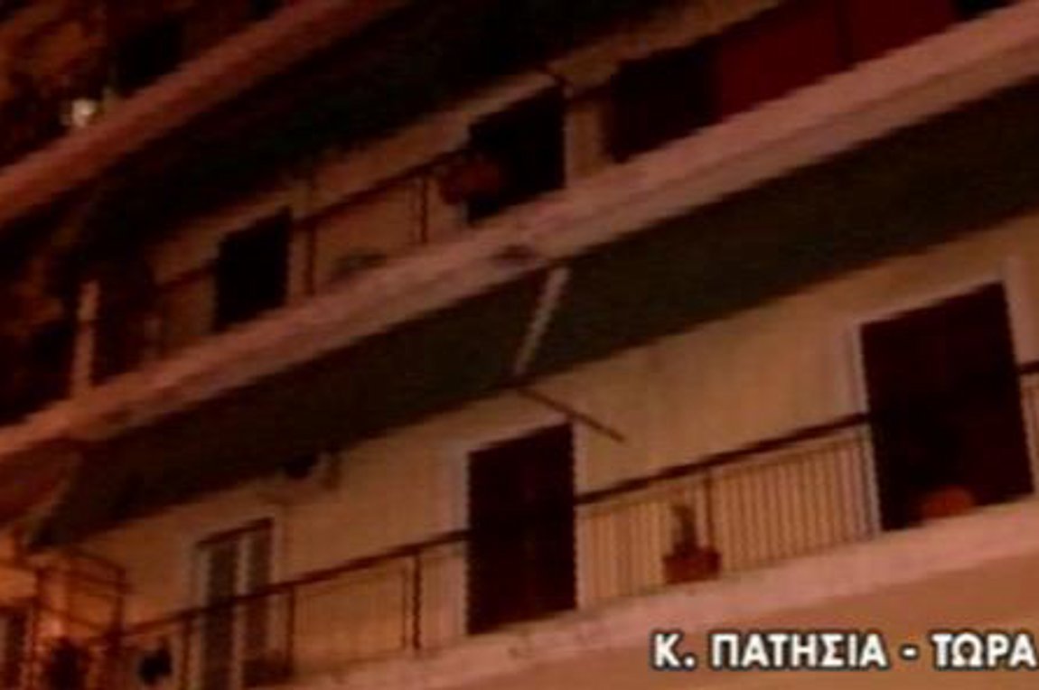 Απεγκλωβισμός άνδρα από φλεγόμενο διαμέρισμα στα Κάτω Πατήσια