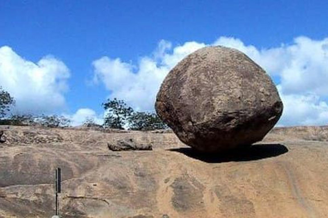 Απίστευτο: «Κόβουν» στα δύο γιγαντιαίο βράχο με… σφυρί και καλέμι