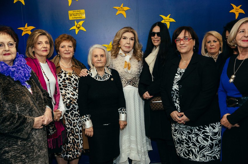 Η Μαριάννα Β. Βαρδινογιάννη με τα μέλη του ΔΣ της 'ΠΑΝΑΘΗΝΑΪΚΗΣ' Πανελλαδικής Οργάνωσης Γυναικών
