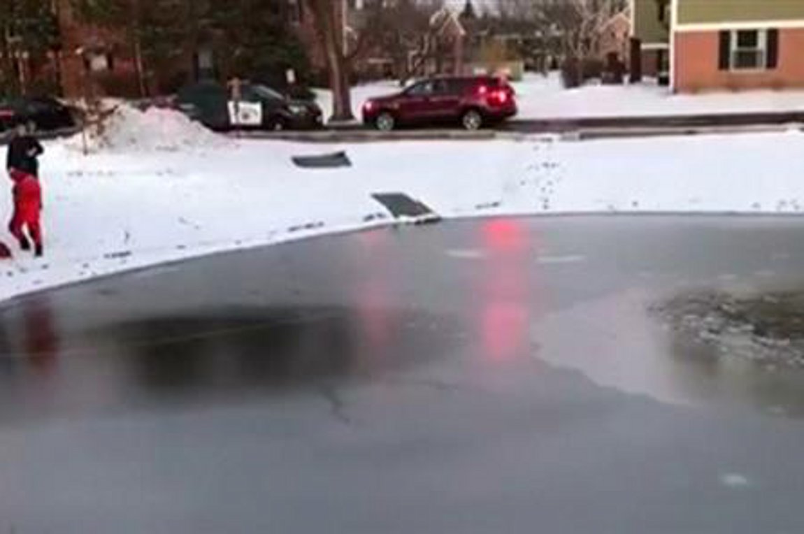 Δραματική διάσωση παιδιού που παγιδεύτηκε σε πάγο