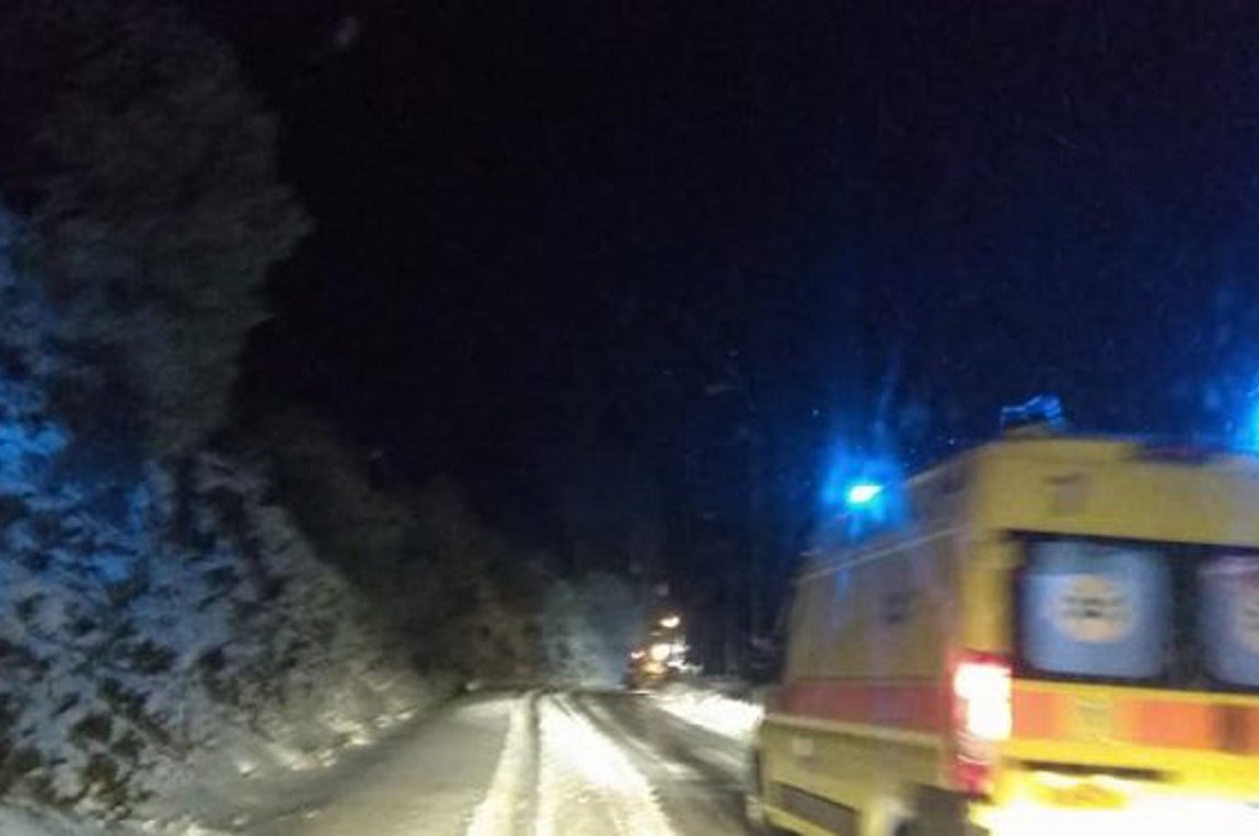 Συνοδεία εκχιονιστικού η μεταφορά ασθενή με ασθενοφόρο του ΕΚΑΒ