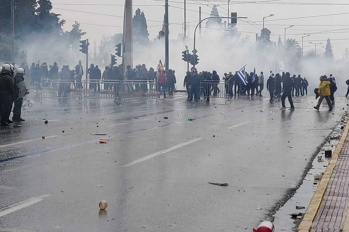 Το συλλαλητήριο «πνίγηκε» στα χημικά – Συγκρούσεις, μαχαιρώματα και λιποθυμίες