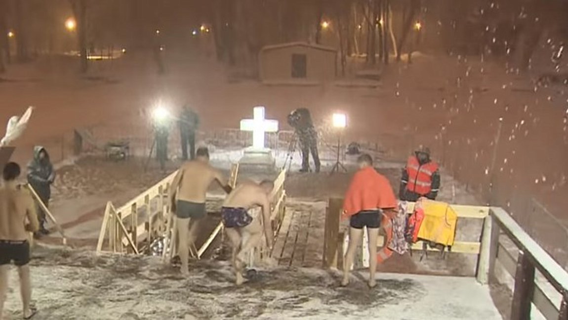 Ρωσία: Θεοφάνεια στα παγωμένα νερά της Βαϊκάλης – Στους -15 η θερμοκρασία