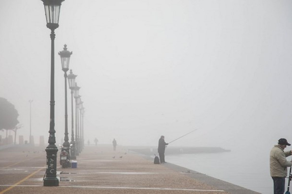 Πέπλο ομίχλης καλύπτει τη Θεσσαλονίκη
