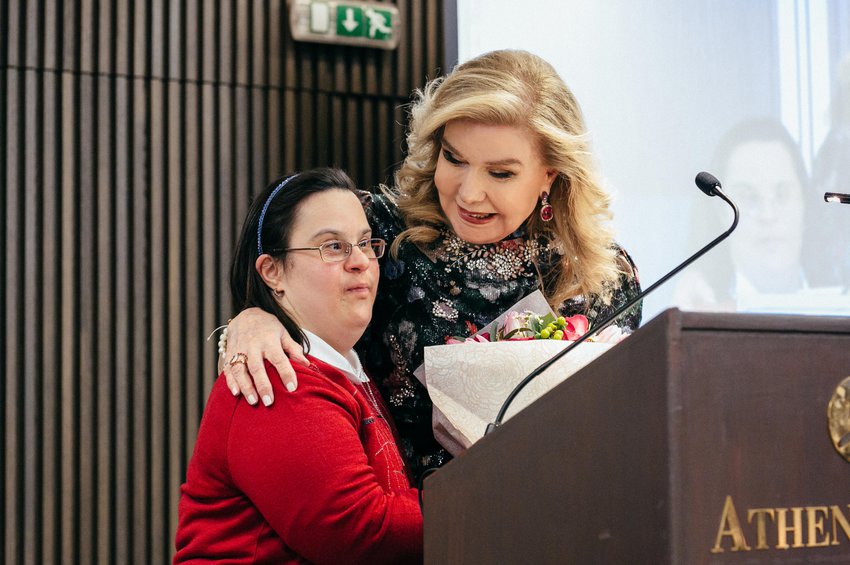 Η Όλγα Δασουρά παραδίδει μια ανθοδέσμη στην Μαριάννα Β. Βαρδινογιάννη Η Όλγα Δασουρά παραδίδει μια ανθοδέσμη στην Μαριάννα Β. Βαρδινογιάννη