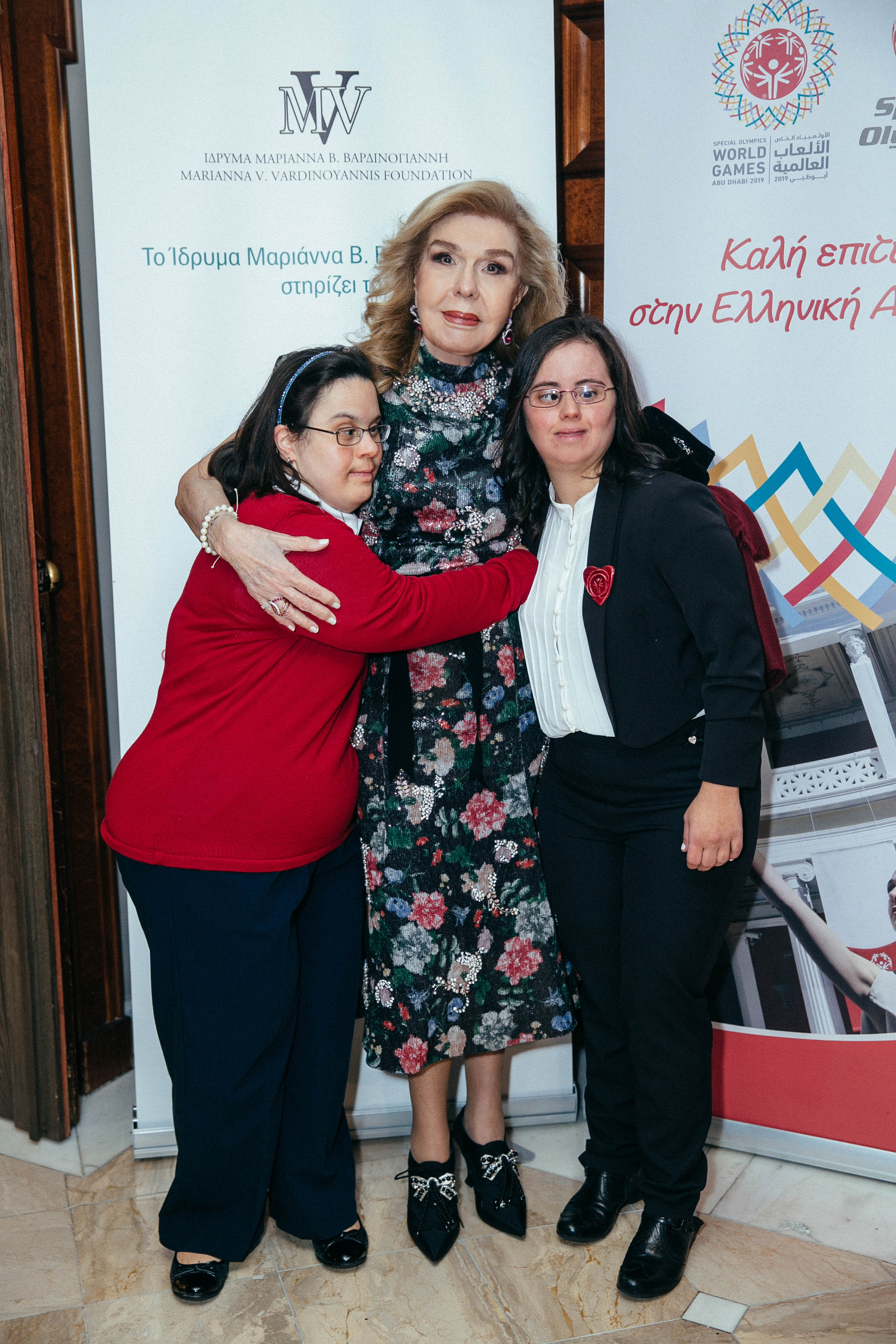 Η Μαριάννα Β. Βαρδινογιάννη με τις αθλήτριες των Special Olympics Όλγα Δασουρά και Νάνσυ Διαπούλη Η Μαριάννα Β. Βαρδινογιάννη με τις αθλήτριες των Special Olympics Όλγα Δασουρά και Νάνσυ Διαπούλη