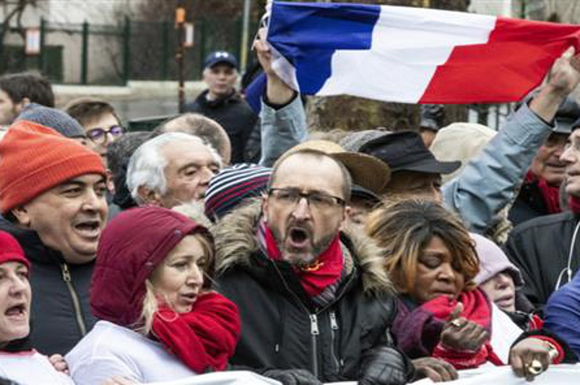 DW: Μετά τα «κίτρινα γιλέκα» στους δρόμους τα «κόκκινα φουλάρια»