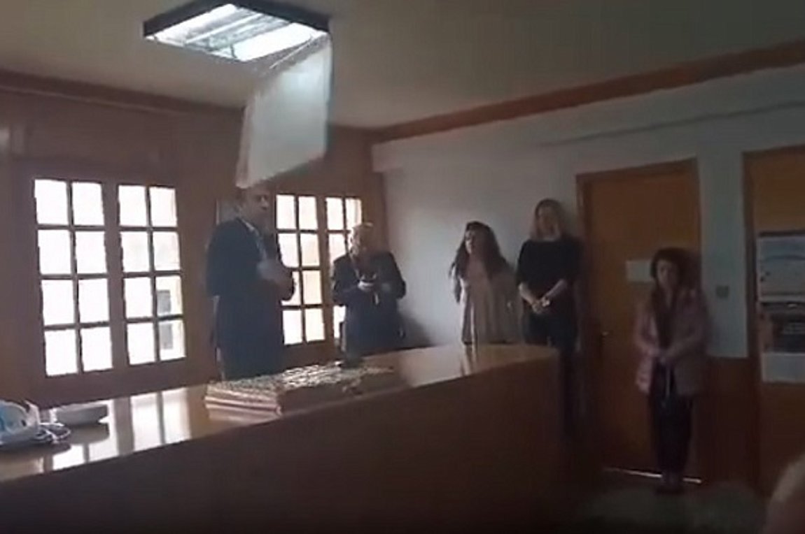 Έπεσε το φωτιστικό στο… κεφάλι του δημάρχου