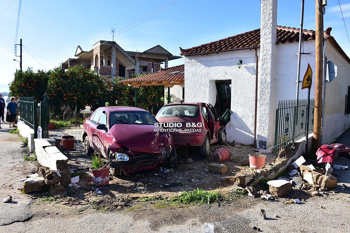 Τροχαίο ατύχημα στο Ναύπλιο – Δυο οχήματα κατέληξαν στην αυλή σπιτιού