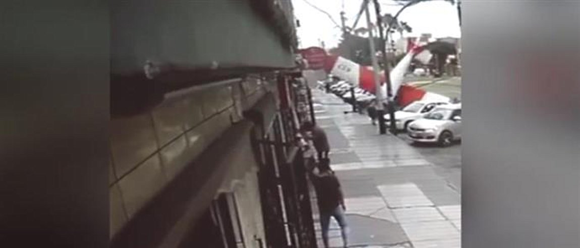 Καρέ – καρέ η πτώση αεροσκάφους σε κεντρικό δρόμο στην Λίμα του Περού