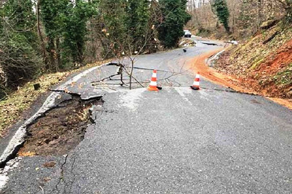 Κόπηκε στα δύο ο δρόμος στην Υπάτη